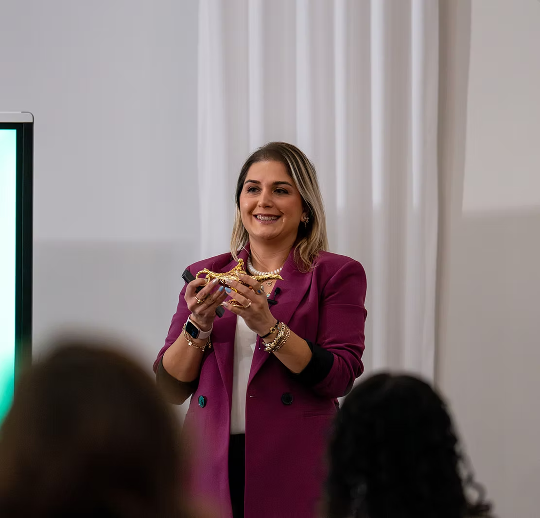 Özge Kantaş eğitim verirken